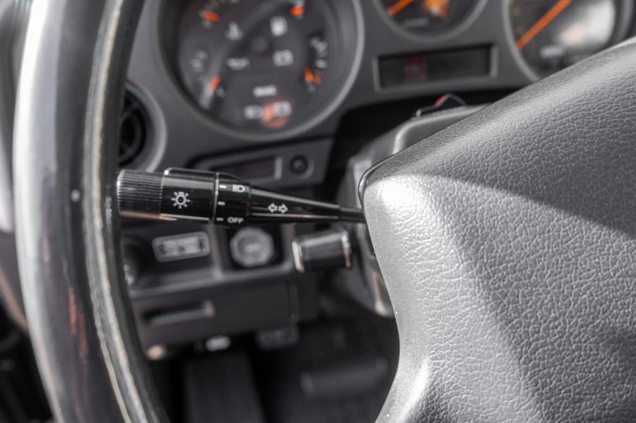 Детали интерьера Toyota Land Cruiser (FJ62) 1988 года  (фото 100 из 164)